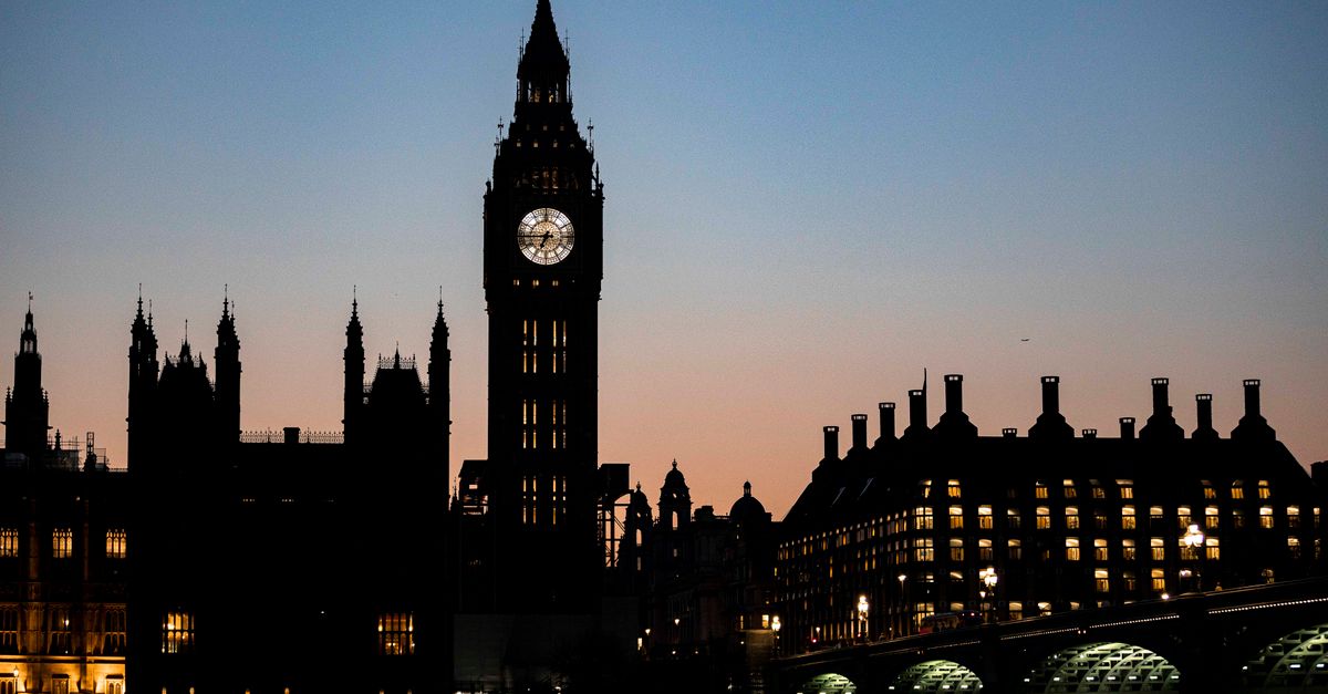 Silhouette of Big Ben and London skyline at twilight, showcasing iconic architecture and city lights.